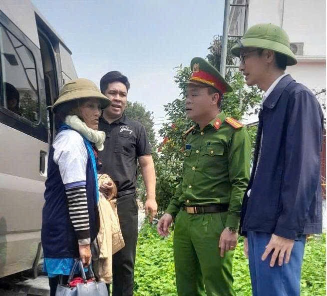 Công an xã Tứ Kỳ phối hợp tập trung, bàn giao người lang thang về Trung tâm Nuôi dưỡng Bảo trợ xã hội